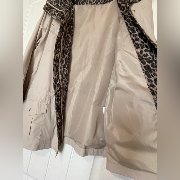 Ladies’ JM Collection Petite Cream/Cheetah Print Windbreaker Rain Jacket (Large) - Picture 3 of 7